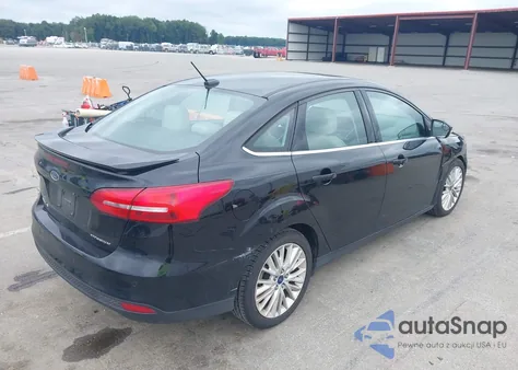 2018 Ford Focus Titanium z USA, uszkodzony, nr VIN 1FADP3J25JL273391